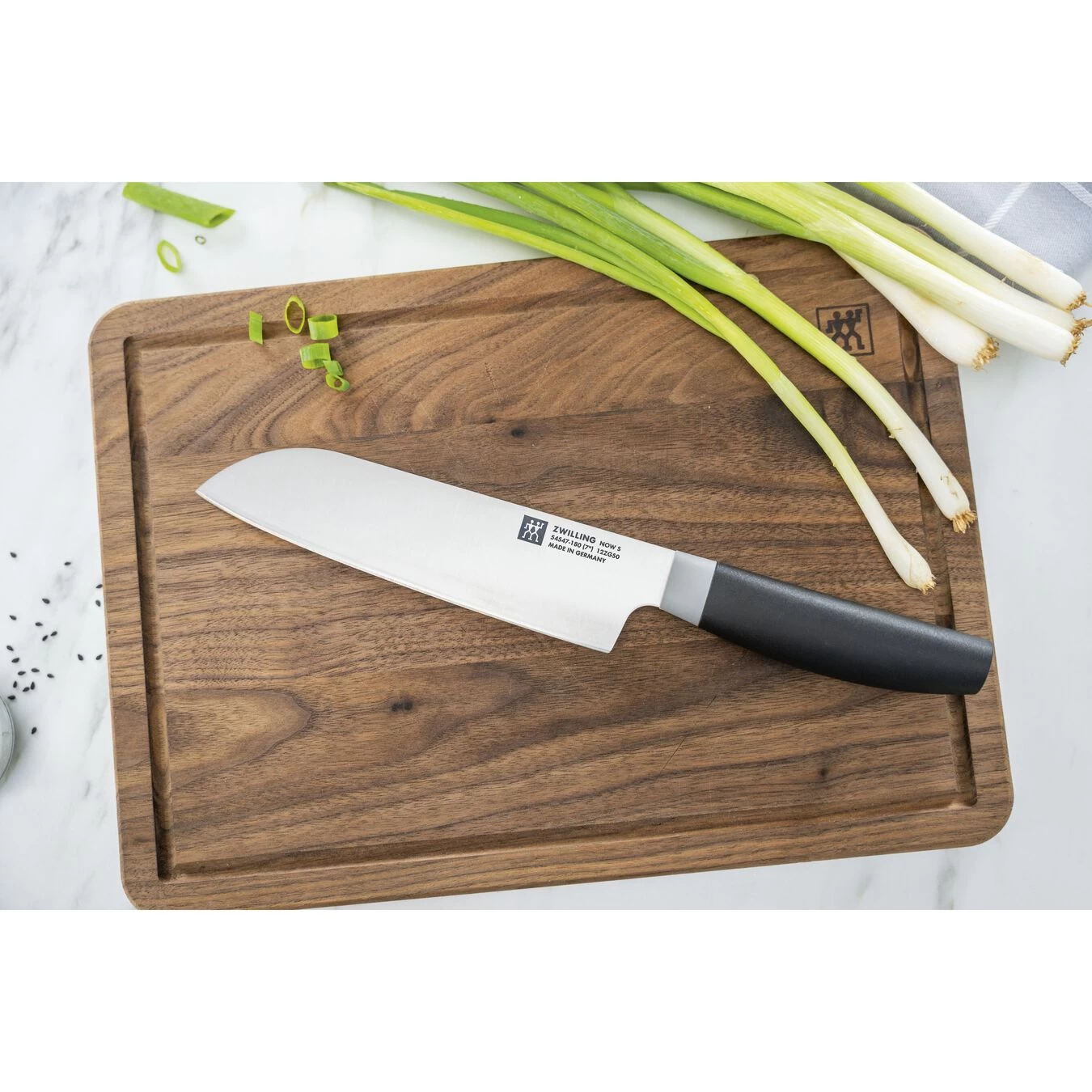 Zwilling Coltello Santoku Liscio - 18 Cm, Nero 2 Zwilling Coltello Santoku Liscio - 18 Cm, Nero - immagine 2