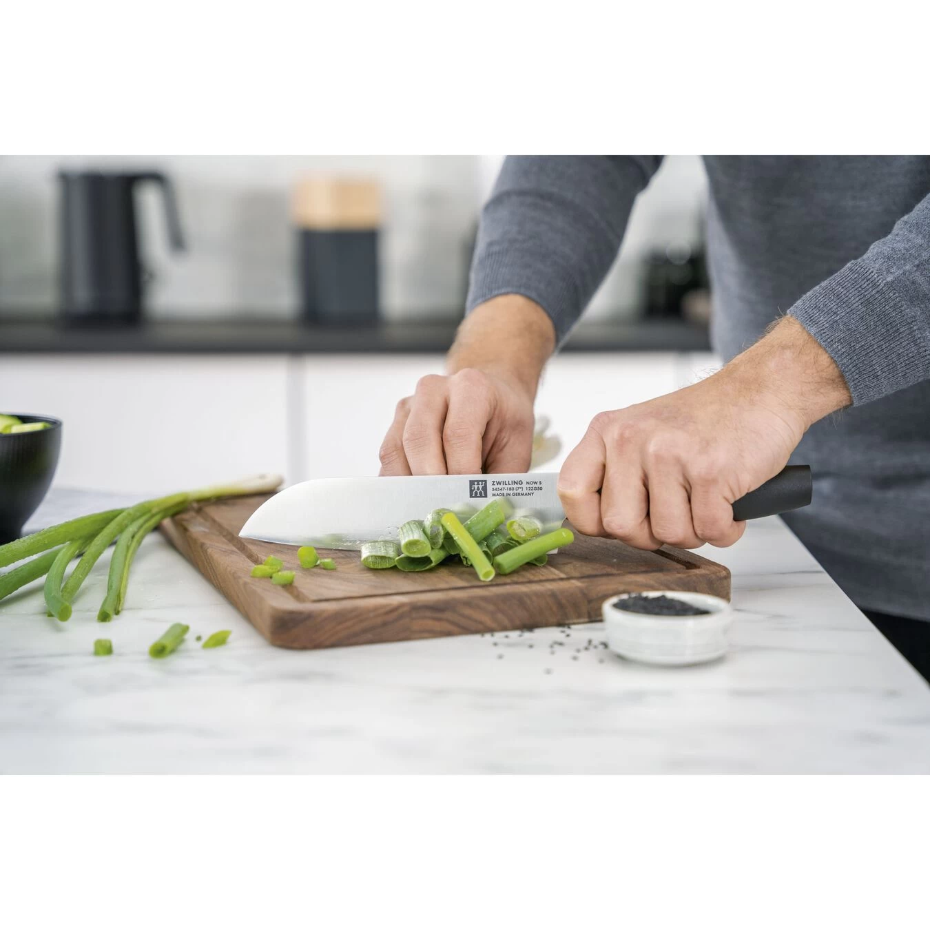 Zwilling Coltello Santoku Liscio - 18 Cm, Nero 3 Zwilling Coltello Santoku Liscio - 18 Cm, Nero - immagine 3